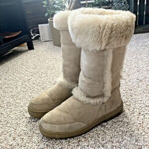 Ugg Sundance II Womens Boots Size 7 Sheepskin Leather Wool Winter Tan Sand Snow